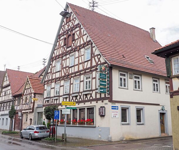 Das ganze Gebäude in der Marktstraße in Steinheim steht unter Denkmalschutz – auch die bleiverglasten Fenster in der Gaststube.Fotos: Holm Wolschendorf
