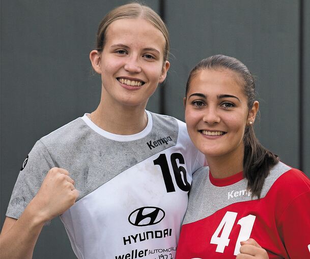 Teil des jungen Möglinger Teams: Die noch verletzte Sophie Hilf (links) und Torhüterin Marlene Fuchs. Foto: TV Möglingen