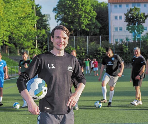 Fußball begleitet Lars Schweizer von Kindesbeinen an. Aktuell trainiert er die erste Herrenmannschaft der DJK Ludwigsburg. Foto: Holm Wolschendorf