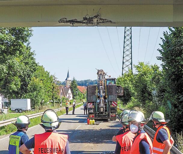 Der Schaden an der Fußgängerbrücke. Foto: Holm Wolschendorf