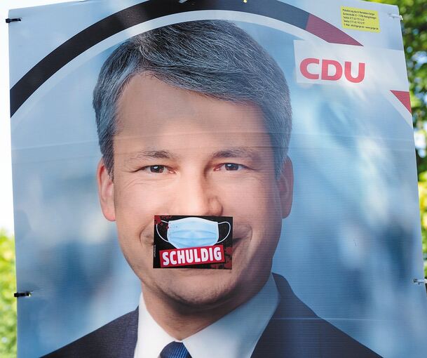 Unbekannte haben in Ludwigsburg diese Plakate von Grünen, CDU, SPD und FDP mit Aufklebern versehen. Fotos: Holm Wolschendorf