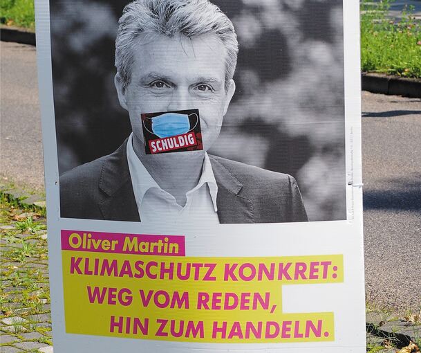 Unbekannte haben in Ludwigsburg diese Plakate von Grünen, CDU, SPD und FDP mit Aufklebern versehen. Fotos: Holm Wolschendorf