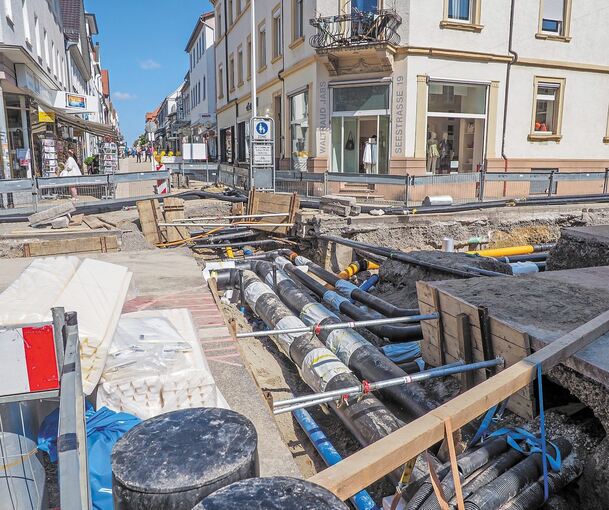 Der Untergrund im Kreuzungsbereich zwischen Mathilden- und Seestraße ist komplett freigelegt, es werden größere Rohre verlegt. Foto: Holm Wolschendorf