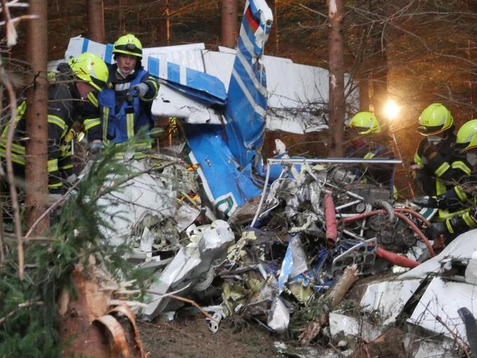 Flugzeug stürzt in Waldgebiet