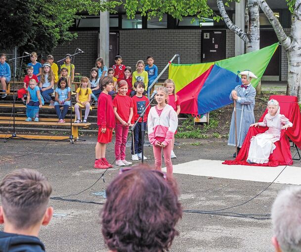 Auf dem Schulhof der Friedensschule treffen sich die Farben im Musical „Kunterbunt“.Foto: Holm Wolschendorf