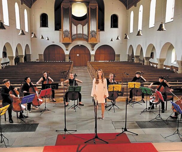 Elf Celli und eine Sopranistin: Das Celloensemble der Jugendmusikschule Ludwigsburg. Foto: privat