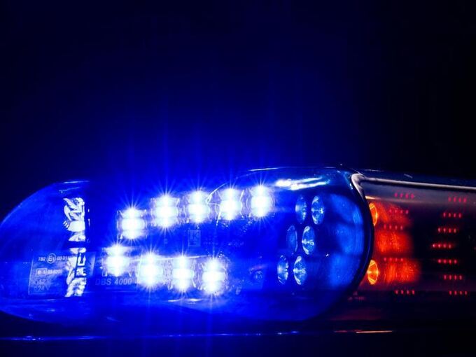 Das Blaulicht leuchtet auf dem Dach eines Polizeiwagens