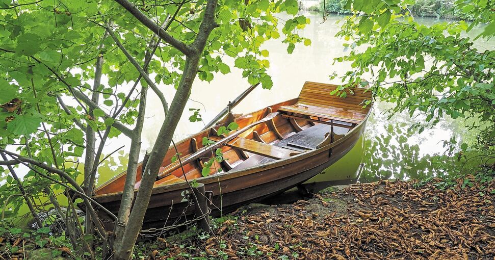 Ruhig liegt es da, das Ruderboot, das die Besucher wieder zurück in die Wirklichkeit bringt. Foto: Holm Wolschendorf