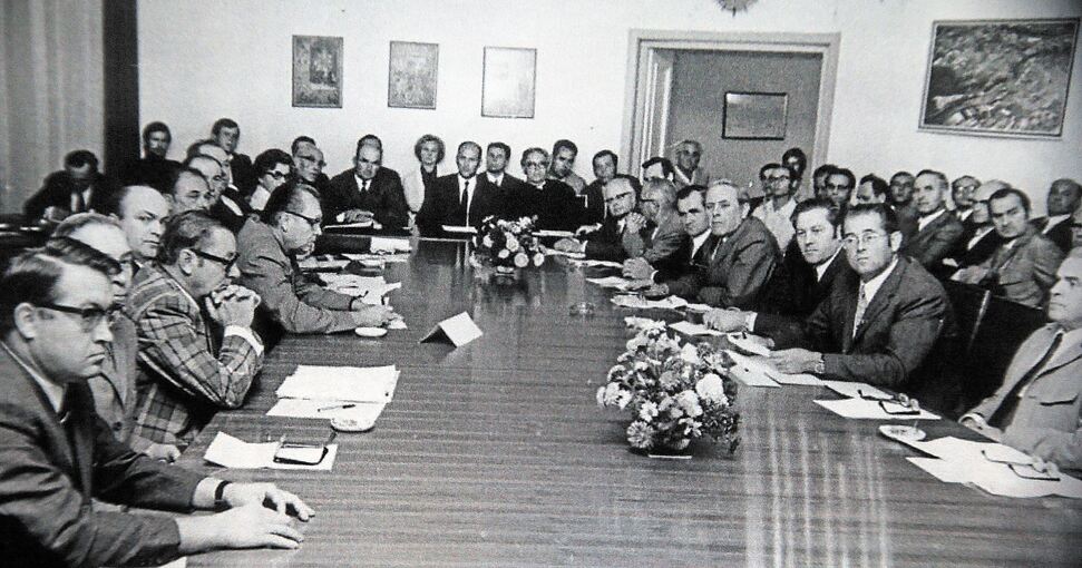 21. September 1971: In dieser Sitzung der beiden Gemeinderäte wurde die Fusion der beiden Sachsenheims beschlossen. Archivfotos: Alfred Drossel