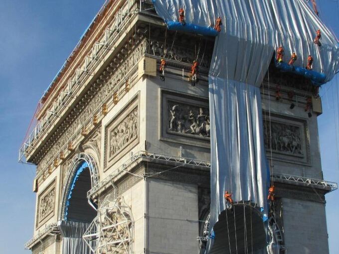 Verhüllung des Pariser Triumphbogens