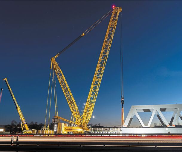 Schweres Gerät: Der 1000-Tonnen-Raupenkran von Wiesbauer beim Brückeneinsatz in Wendlingen an der Bahnlinie Stuttgart – Ulm. Fotos: Holm Wolschendorf und Wiesbauer