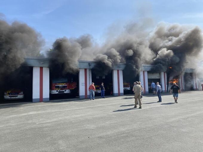 Feuerwehrhalle in Flammen