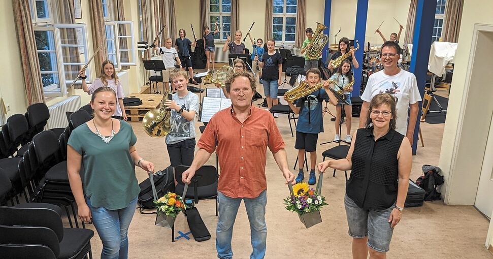 Janina Lerch (links) mit dem neuen Dirigenten Rudi Artinger und Dirigentin Tanja Soyez. Foto: privat