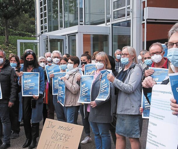 Nein zur Klärschlammanlage: Die Initiative „Bürger im Neckartal“ hat sich vor der Walheimer Gemeindehalle postiert, um ihre Ablehnung gegenüber den EnBW-Plänen zu zeigen. Foto: Alfred. Drossel