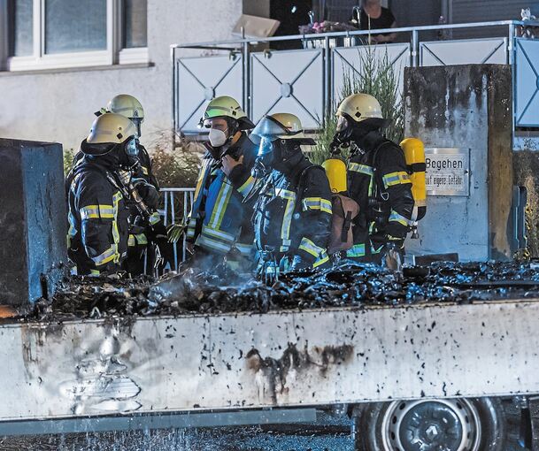 Die Feuerwehr Ludwigsburg hat das Übergreifen des Feuers auf das Gebäude verhindert. Foto: Karsten Schmalz