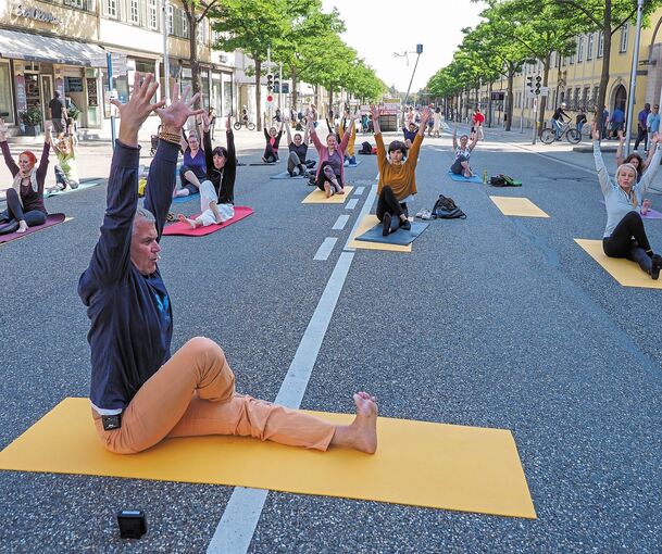 Ungewöhnliches Bild: Yoga statt Autoverkehr. Foto: Holm Wolschendorf