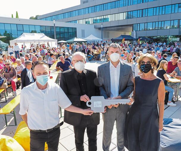 Symbolträchtiges Foto: Oberbürgermeister Dirk Schönberger (Zweiter von rechts) nimmt den Schlüssel von Architekt Uwe Hein (links daneben) entgegen. Foto: Holm Wolschendorf