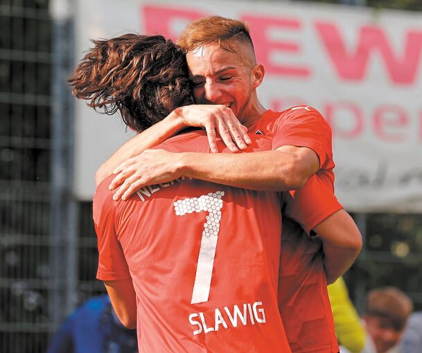 Endlich Jubel: Robin Slawig und Nereddine Kenniche feiern den Treffer zum 1:0 des VfB Neckarrems gegen den VfL Pfullingen.Foto: Baumann