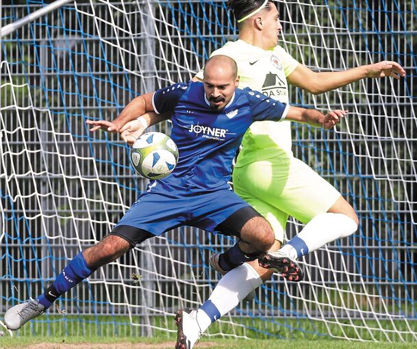 Münchingens Danilo Succurro (vorne) verteidigt gegen Adnan Shala ( AKV). Foto: Baumann