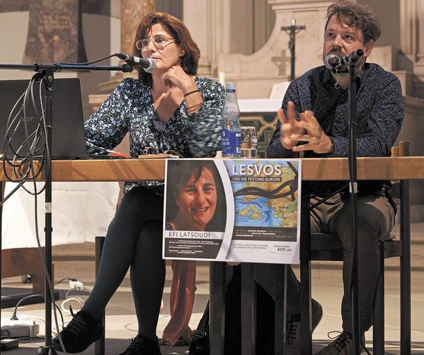 Efi Latsoudi bei ihrem Vortrag in der Friedenskirche, rechts ihr Dolmetscher Daniel Oesterle. Foto: Becker