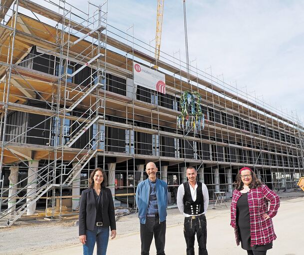 Bürgermeisterin Andrea Schwarz, Architekt Matthias Siegert (Architekturbüro VON M, Stuttgart), Zimmermann Alexander Meyer und die Erste Bürgermeisterin Renate Schmetz (von links) beim Richtfest der neuen Schule. Fotos. Holm Wolschendorf