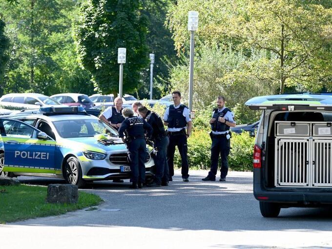 Polizisten besprechen sich vor der Klinik in Weinsberg