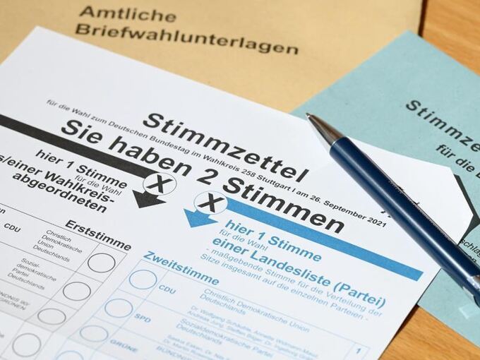 Ein Stimmzettel zur Bundestagswahl liegt auf einem Tisch