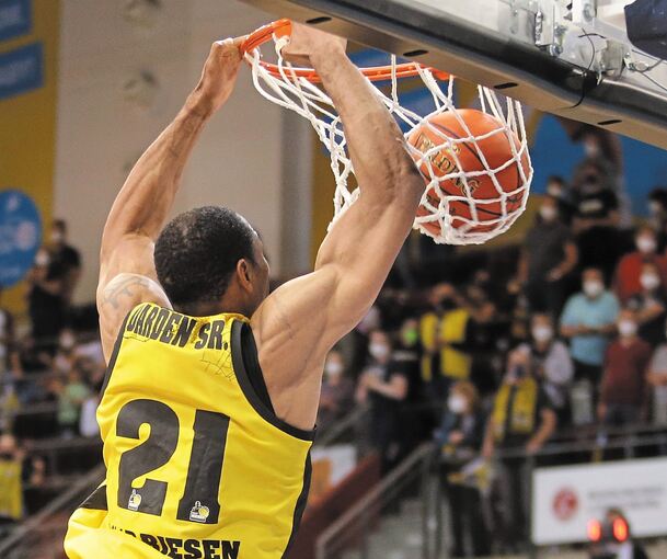 Von Alter keine Spur: Tremmell Darden beweist seine besondere Athletik. Foto: Baumann