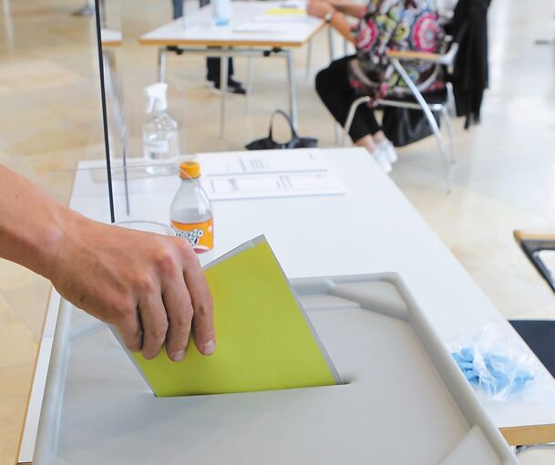 Ein gelber Stimmzettel wird in die Wahlurne geworfen. Foto: Ramona Theiss