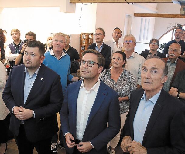 Gespannt auf die erste Hochrechnung: der CDU-Landtagsabgeordnete Tobias Vogt, Fabian Gramling und sein Vorgänger Eberhard Gienger Foto: Alfred Drossel