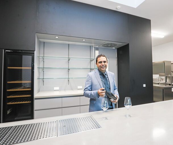 Bürgermeister Ralf Zimmermann testet schon einmal die Bar.