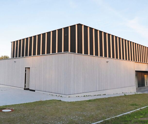 Die Holzlamellen an der Fassade hat der Architekt …