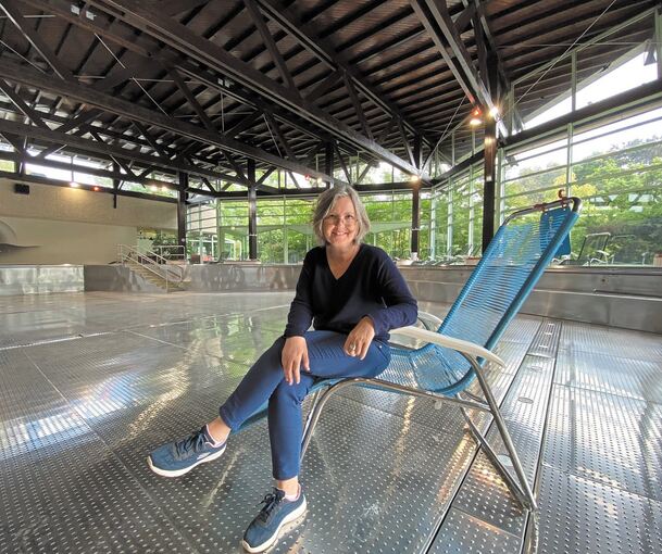 Noch ist das Heilbadbecken ohne Wasser, Badleiterin Angelika Baumann blickt jedoch optimistisch auf Januar 2022. Foto: privat