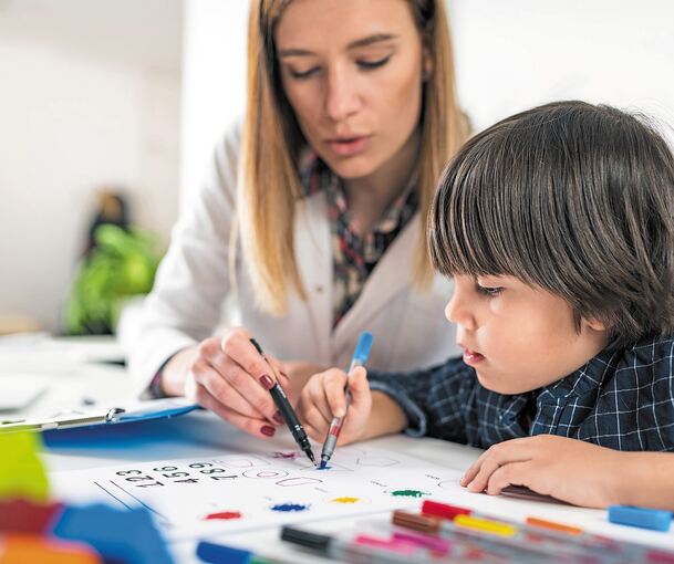 Wunschvorstellung: Sozialarbeiterinnen setzen sich regelmäßig mit den Kindern im Frauenhaus einzeln zusammen, um das Erlebte spielerisch und pädagogisch aufzuarbeiten. Aber die Realität sieht oft anders aus. Foto: Microgen/stock.adobe.com