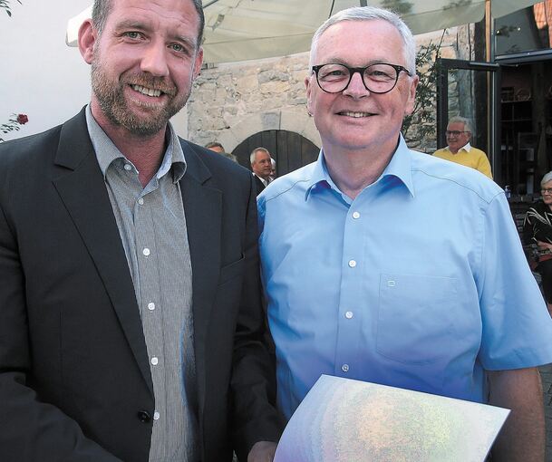 Große Freude auf beiden Seiten: Bürgermeister Günther Pilz (links) überreicht Helmut Geyer die Auszeichnung. Foto: Alfred Drossel