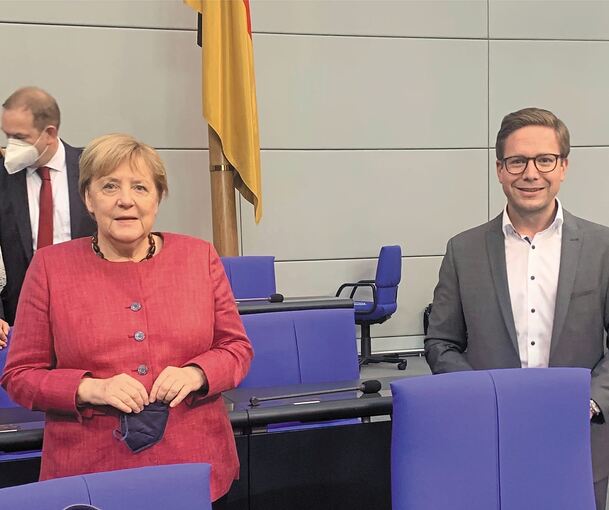 Foto mit der Kanzlerin: Bei der konstituierenden Sitzung der Unionsfraktion traf Fabian Gramling auf Angela Merkel. Foto: privat