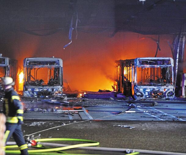 Mehrere Busse werden zum Raub der Flammen. Foto: Andreas Rosar/dpa