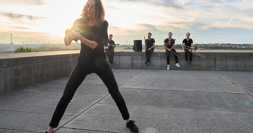Eine Tänzerin wiegt sich auf der Neckarblickterrasse im Rhythmus von Gitarrenklängen. Foto: Andreas Becker