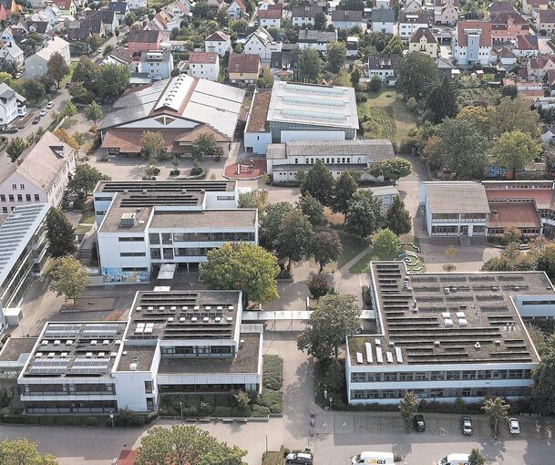 Das Bönnigheimer Schulzentrum: Der Bau II, vorne in der Mitte, wird zuerst modernisiert und erweitert.Foto: Alfred Drossel