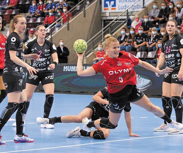 Erfolgreicher Geburtstag: Antje Lauenroth kommt am Sonntagmittag auf zwei Tore. Foto: Baumann