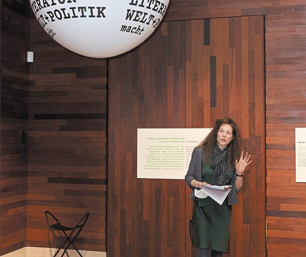 Die Literatur widersetzt sich der Politik, wird aber auch vereinnahmt: DLA-Direktorin Sandra Richter präsentiert die neue Ausstellung im Literaturmuseum der Moderne.Fotos: Andreas Becker