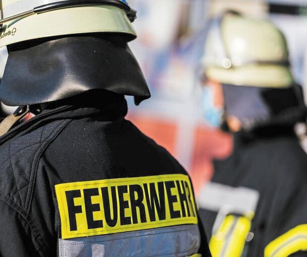 Einsatzkräfte der Feuerwehr in Schutzkleidung. Foto: Philipp von Ditfurth/dpa/Symbolbild