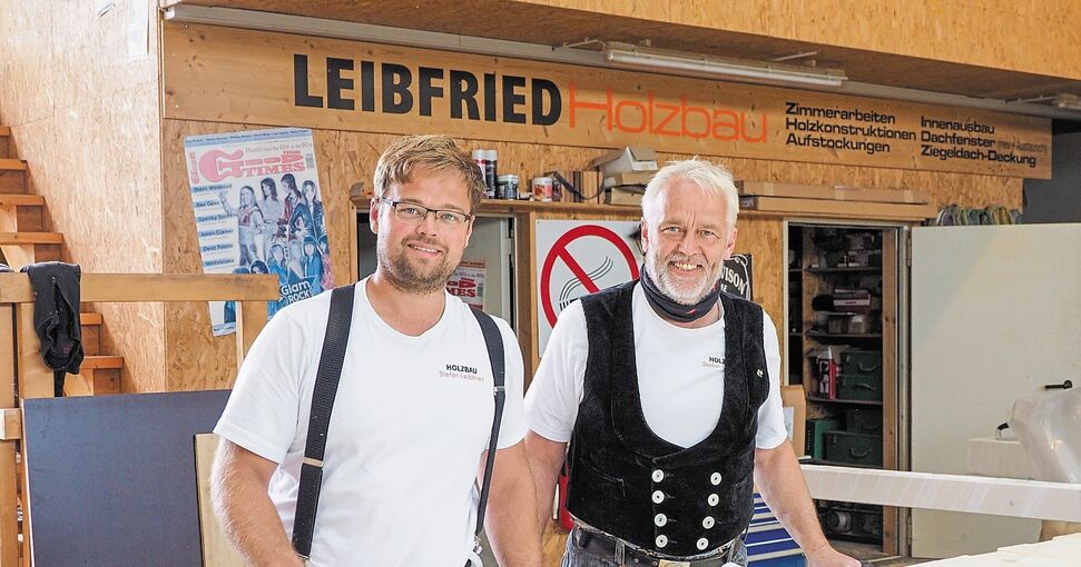 Sohn und Vater: Markus (links) und Stefan Leibfried in ihrer Holzbaufirma in Vaihingen-Riet. Fotos: Holm Wolschendorf