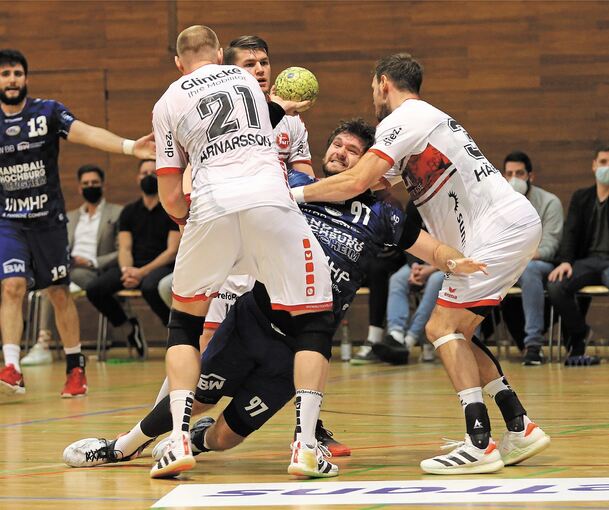 Schwerer Stand: Jonathan Fischer (Mitte) versucht, sich gegen Nationalspieler Kai Häfner (rechts) durchzusetzen.Foto: Baumann