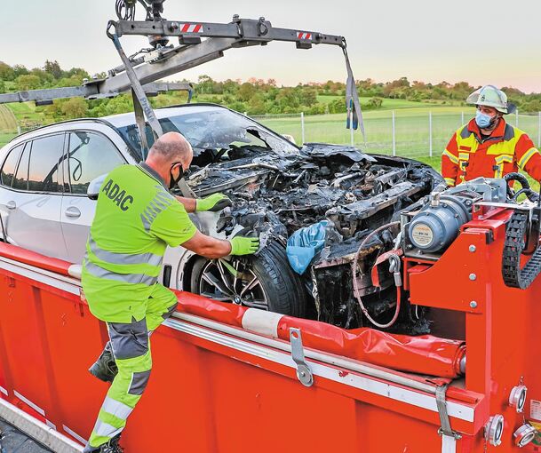 Anfang Juni brannte ein Hybridauto bei Vaihingen, die Feuerwehr Kornwestheim rückte mit einem Spezialbehälter an. Bei einem Fall bei Winnenden 2019 musste gar die Porsche-Werksfeuerwehr aushelfen.Foto: KS-Images.de/Rometsch