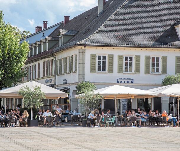 Hier wird der Kontrast deutlich: die großen Bäume in der Oberen Marktstraße und die kleinen Kugelbäume entlang der Arkaden. Archivfoto: Holm Wolschendorf