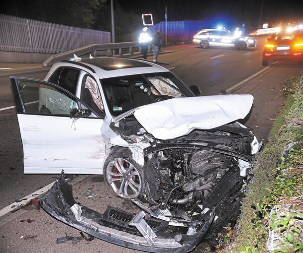 Der Audi eines 35-Jährigen kollidierte am Ortseingang Kammgarnspinnerei vermutlich aufgrund überhöhter Geschwindigkeit mit einem BMW. Der Unfallverursacher wurde schwer verletzt. Foto: Alfred Drossel