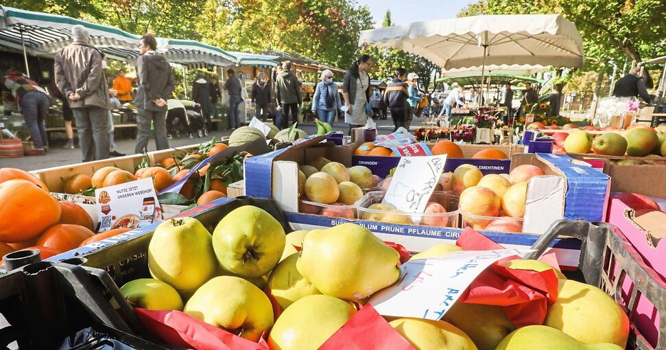 Im Oktober ist der samstägliche Markt wegen der Sanierung der Fußgängerzone an die Stadionhalle verlegt worden. Die Händler sind zufrieden, die Geschäftsleute in der Innenstadt vermissen dagegen den Frequenzbringer. Archivfoto: Ramona Theiss