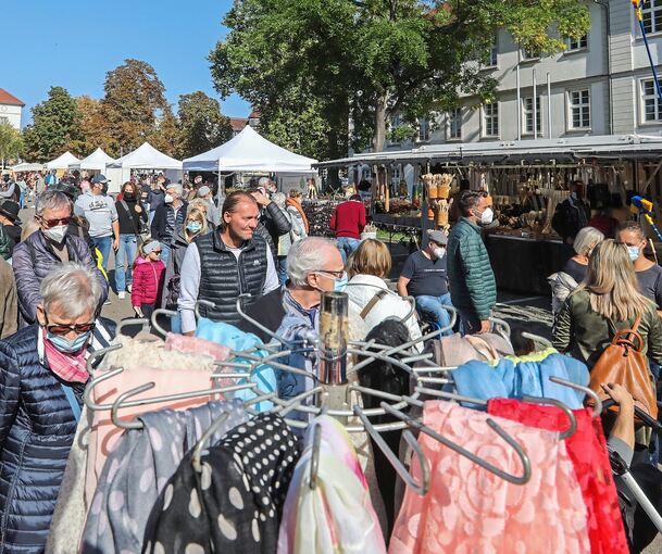 So soll’s am Sonntag sein: Zahlreiche Besucherinnen und Besucher sollen bei strahlendem Sonnenschein zum Kastanienbeutelfest in die Innenstadt strömen. Archivfoto: Ramona Theiss