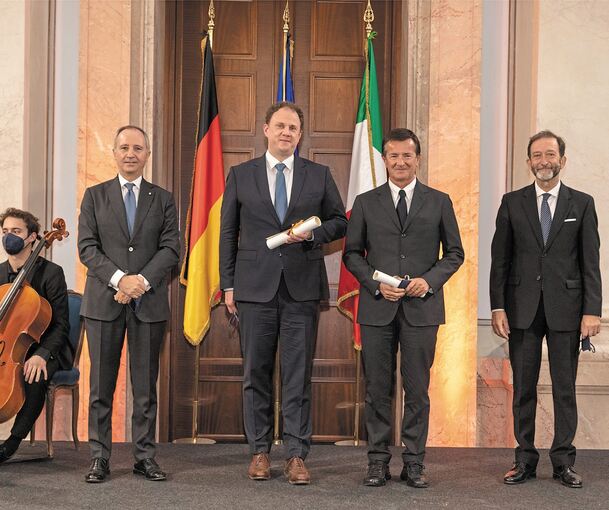 Oberbürgermeister Matthias Knecht (Zweiter von links) bei der Preisübergabe in der italienischen Botschaft in Berlin.